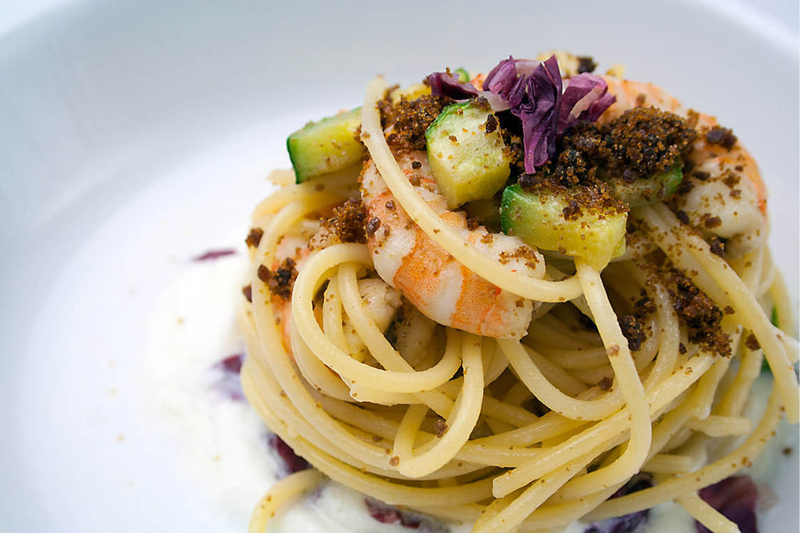 Spaghetti with prawns and courgettes